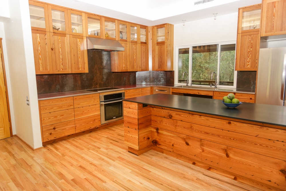 stunning-ideas-pine-kitchen-cabinets-jason-straw-woodworker-heart Gỗ thông và những thông tin cần biết trong ứng dụng đồ nội thất